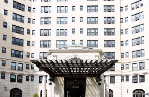 East Hyde Park Apartment | Historic HP 1BR with Fast Transit to UChicago