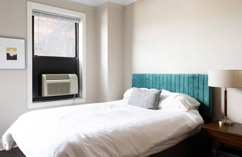 East Hyde Park Apartment | Historic HP Studio with Fast Transit to UChicago