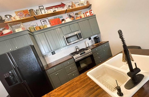 Huntington House | Historic Huntington Grocery Hot Tub Getaway