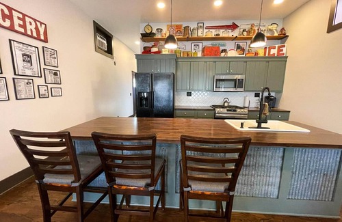 Huntington House | Historic Huntington Grocery Hot Tub Getaway