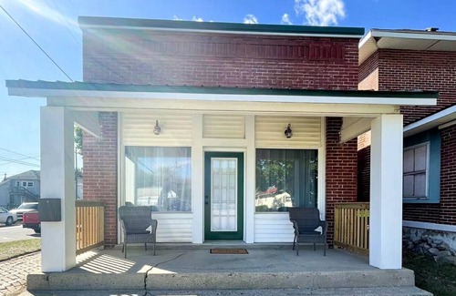 Huntington House | Historic Huntington Grocery Hot Tub Getaway
