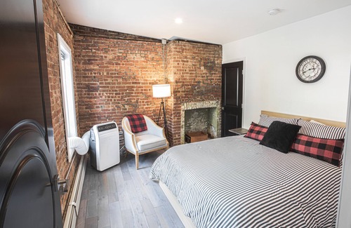 Kingston House | Historic Kingston 1800s Waterfront Townhouse - /Backyard /BKLYN Loft /Modern