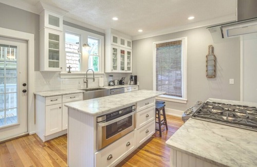 Downtown Historic District House | 💲Historic Lady💲2 Block Stroll to DT- 3Mi to Beach - Optional Guesthouse