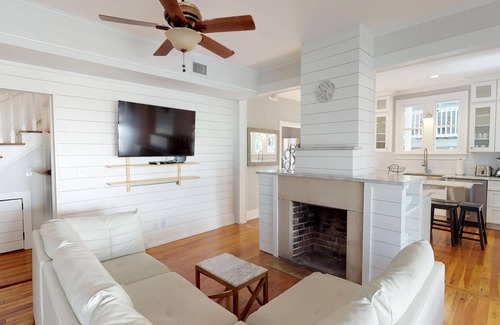 Downtown Historic District House | 💲Historic Lady💲2 Block Stroll to DT- 3Mi to Beach - Optional Guesthouse