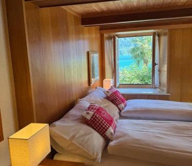 Niederried bei Interlaken House | Historic Lakeview Swiss Chalet near Interlaken