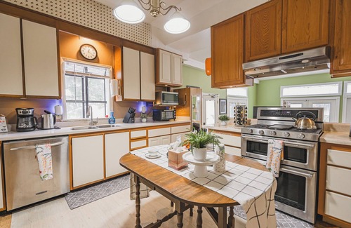 Historic Downtown Savannah House | Historic landmark 4-bed 4 bath house in marvelous Savannah with free parking!