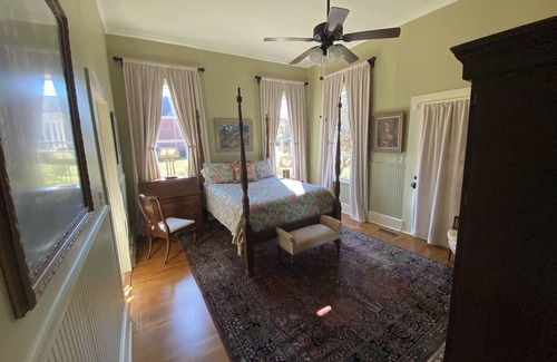 Rosedale House | Historic large family home - 5 minutes from the Mississippi River and two parks!