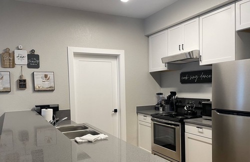 Kellogg Apartment | Historic Lincoln Building. Remodeled. Sleeps 6! Close to Silver Mountain!