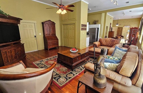 Mayhew House | Historic Loft Downtown Walk to the Best Shops