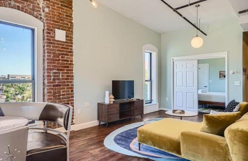 Ballpark Apartment | Historic Loft in Ballpark 30 Day Stay Sleeps 4