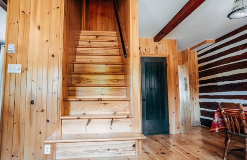 Saint-Hippolyte Ski Chalet | Historic Log Cabin