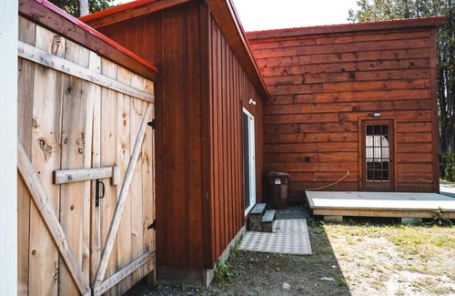 Saint-Hippolyte Ski Chalet | Historic Log Cabin