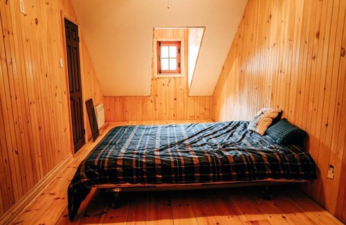 Saint-Hippolyte Ski Chalet | Historic Log Cabin