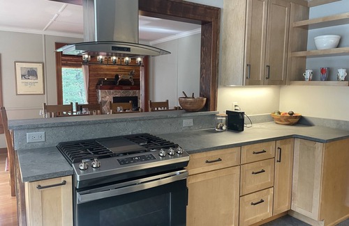 Bozeman Cabin | Historic log home, 3 minutes from the Bridger bowl slopes.