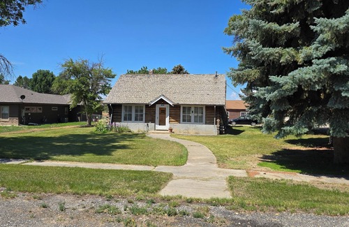 Cowley House | Historic Log Home in Beautiful Cowley