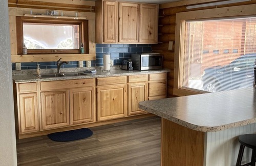 Tok House | Historic log home near the center of town. Close proximity to all services.