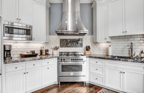 Sonoma House | Historic Luxury Bungalow 3 Blocks to Sonoma Plaza, Hot Tub & Bikes!