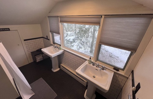 Phoenicia Cabin | Historic Luxury Craftsman Lodge - Streamside - Remodeled Baths 2024
