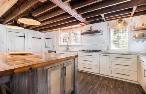 Macon Cabin | Historic Macon Luxury Lodge with updated decor