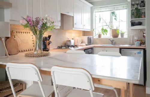 Malmesbury House | Historic Malmesbury | Delightful home with parking