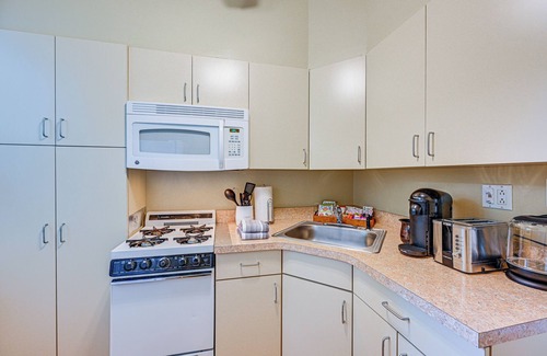 Mamaroneck Apartment | Historic Mamaroneck Guest House - Walk to Harbor!