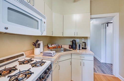 Mamaroneck Apartment | Historic Mamaroneck Guest House - Walk to Harbor!