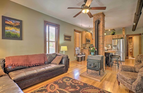 Manitou Springs Cottage | Historic Manitou Springs Victorian: Walk Downtown!