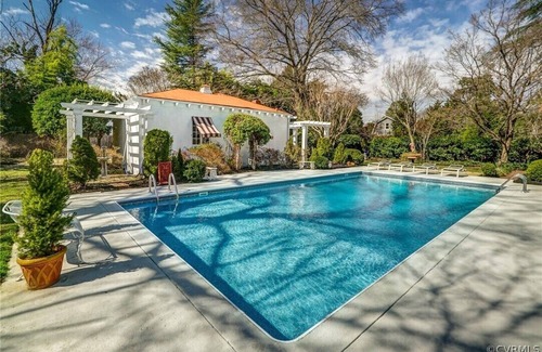 Richmond House | Historic Marshall house w/3 King sized beds, 11 total beds & saltwater Pool