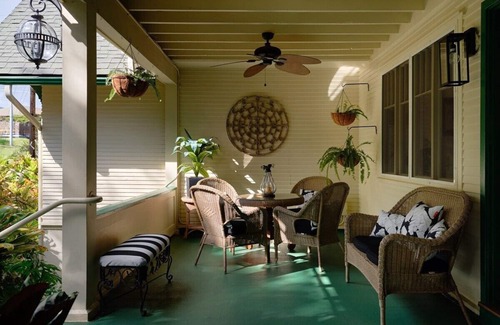 Wailuku House | Historic Maui Estate: 10 Suites & Chef Breakfast
