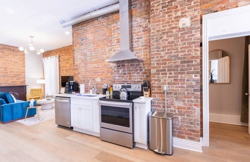 Italian Village Apartment | Historic Meets Modern | Walk to Coffee | OSU