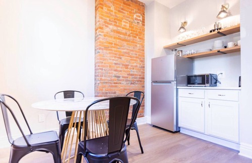 Italian Village Apartment | Historic Meets Modern | Walk to Coffee | OSU