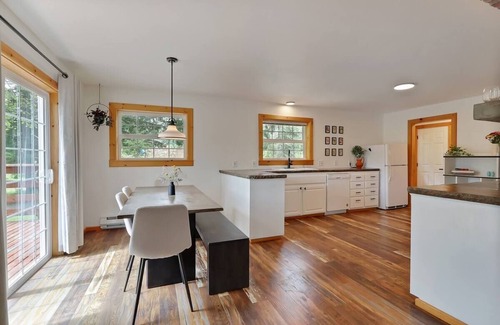Mineral Cabin | Historic Mineral Lodge-Lake & Mt. Views-Hot Tub