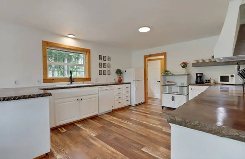 Mineral Cabin | Historic Mineral Lodge-Lake & Mt. Views-Hot Tub