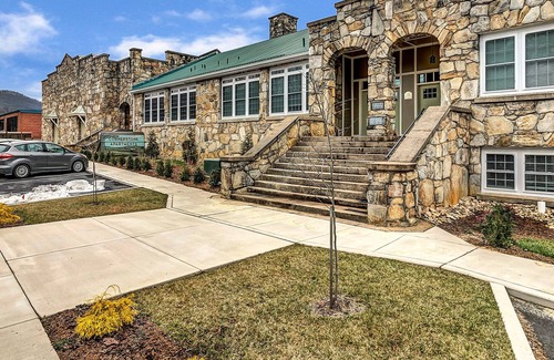Mars Hill Apartment | HISTORIC MODERN MIX/CUTE MAIN ST/22MIN ASHEVILLE