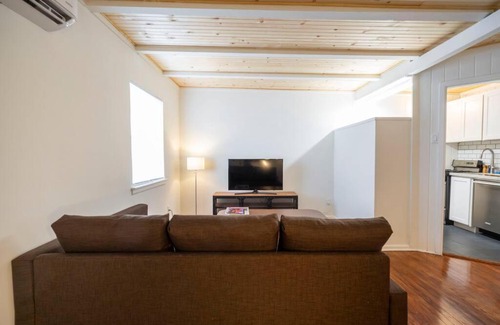 Greenway Plaza-Upper Kirby Apartment | Historic Montrose Building w/Netflix and Parking