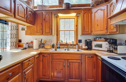 Drifting Cabin | Historic Morrisdale Area Cabin w/Deck & Fireplace