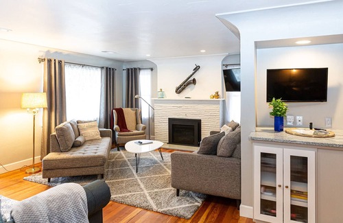 Old Town West Apartment | Historic Mountain Ave Bungalow – Walk Everywhere!
