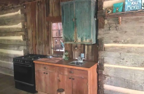 Lakemont Cabin | Historic Mountain Cabin in Beautiful Lake Rabun