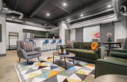 Newark Apartment | Historic Newark Station- 10% off Earthworks Cafe