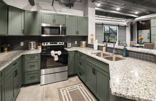 Newark Apartment | Historic Newark Station- 10% off Earthworks Cafe