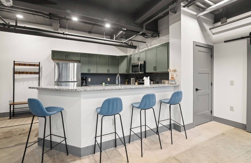Newark Apartment | Historic Newark Station- 10% off Earthworks Cafe