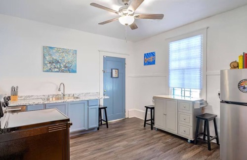 Mid-City House | Historic NOLA Mid City Shotgun home. Quick walk to Streetcar line & Cemeteries