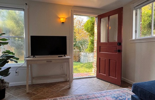 Downtown House | Historic Oakwood Home - Private Apartment