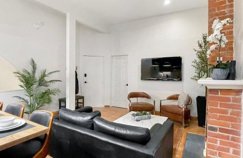 Cabbagetown South Apartment | Historic Old Victorian with Deck and Parking