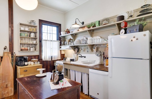 Lakeville House | Historic One Room Schoolhouse - 5 mins to Lake Wallenpaupack - Family & Friends