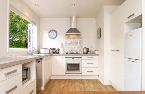 Clyde House | Historic Plum Tree Cottage - unlimited wifi, Rail trail perfect