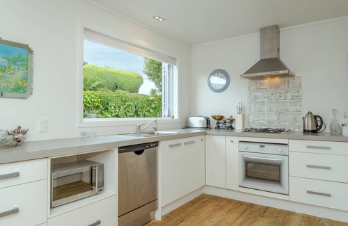 Clyde House | Historic Plum Tree Cottage - unlimited wifi, Rail trail perfect