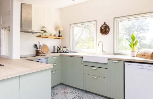 Selsey House | Historic Railway Home - Selsey Seafront