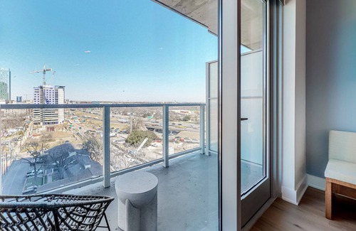 Rainey Street Historic District Apartment | Historic Rainey Street condo with city views, balcony, WiFi, and rooftop pool