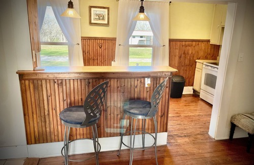 Sunset House | Historic Ranch Bungalow - Luxurious Ranch vacation - Free WiFi - Family Fun!
